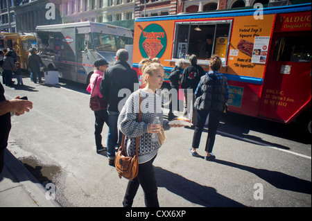 Les gourmets s'alignent pour le déjeuner de camions de nourriture dont le populaire Valducci's Pizza Original chariot à Greenwich Village à New York Banque D'Images