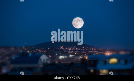 La tour Avala et la pleine lune Banque D'Images