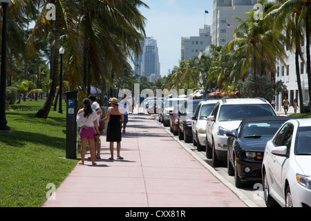 Les gens à payer parking ticket machine Ocean drive tôt le matin quartier art déco de Miami South beach floride usa Banque D'Images