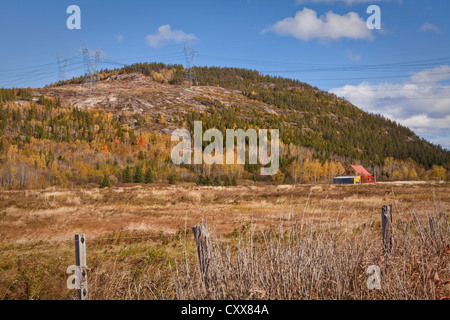 Les lignes de transport d'Hydro-Québec sont illustrés traversant une montagne dans la région du Québec de la Côte-Nord Banque D'Images