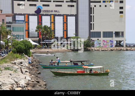 Restaurants donnant sur la mer de Sulu Sandakan waterfront, l'hôtel Sheraton Four Points au-delà, Sabah, Bornéo, Malaisie, en Asie du sud-est Banque D'Images