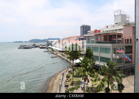 Le Swiss-Inn Waterfront Hotel et restaurants donnant sur la mer de Sulu, Sandakan waterfront, Sabah, Bornéo, Malaisie, en Asie du sud-est Banque D'Images