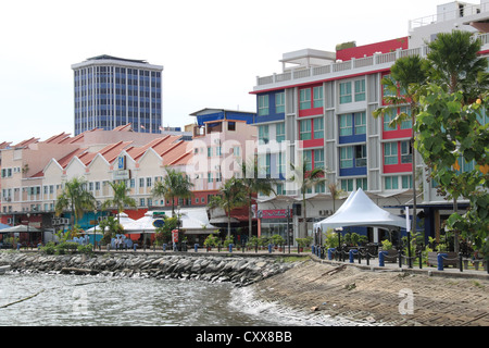 Le Swiss-Inn Waterfront Hotel et restaurants donnant sur la mer de Sulu, Sandakan waterfront, Sabah, Bornéo, Malaisie, en Asie du sud-est Banque D'Images