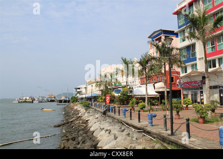 Restaurants donnant sur la mer de Sulu, Sandakan waterfront, Sabah, Bornéo, Malaisie, en Asie du sud-est Banque D'Images