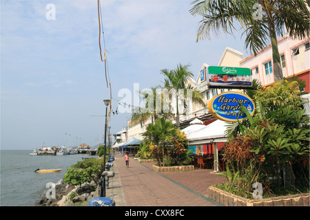 Restaurants donnant sur la mer de Sulu, Sandakan waterfront, Sabah, Bornéo, Malaisie, en Asie du sud-est Banque D'Images