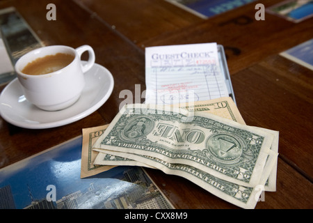 Le projet de loi avec de l'argent et l'extrémité dans un restaurant cubain de Miami South beach floride usa Banque D'Images
