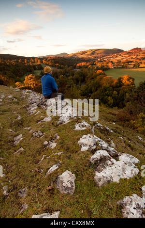 Le lever du soleil sur les caouannes Country Park dans le Clwydian Range dans le Nord du Pays de Galles à partir de la falaise au-dessus des tortues caouannes et centre d'accueil Banque D'Images