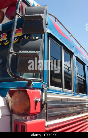 Décorée dans des couleurs vives, les bus locaux (bus de poulet) à la gare routière de la ville de Antigua Banque D'Images