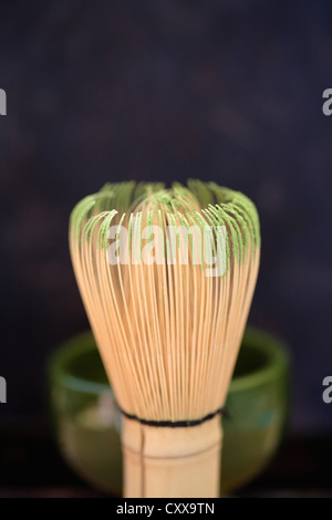 Avec un fouet, le thé vert matcha en poudre Banque D'Images