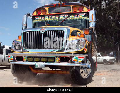 Décorée dans des couleurs vives, les bus locaux (bus de poulet) à la gare routière de la ville de Antigua Banque D'Images