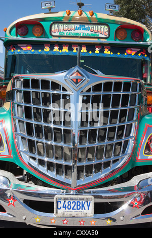 Décorée dans des couleurs vives, les bus locaux (bus de poulet) à la gare routière de la ville de Antigua Banque D'Images