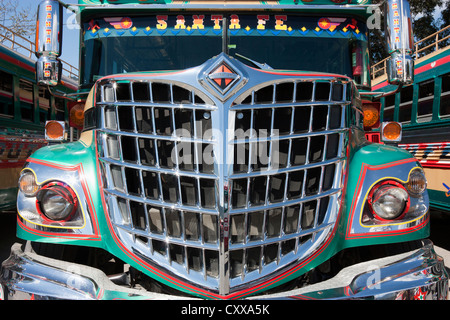 Décorée dans des couleurs vives, les bus locaux (bus de poulet) à la gare routière de la ville de Antigua Banque D'Images