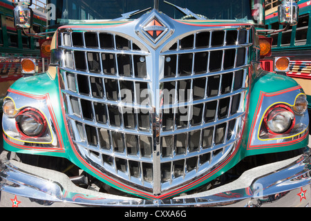 Décorée dans des couleurs vives, les bus locaux (bus de poulet) à la gare routière de la ville de Antigua Banque D'Images