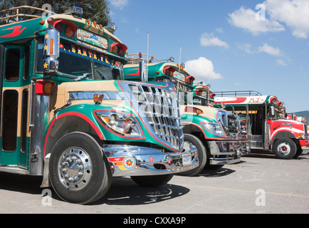 Décorée dans des couleurs vives, les bus locaux (bus de poulet) à la gare routière de la ville de Antigua Banque D'Images