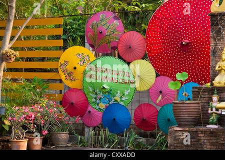 Des parasols en papier traditionnel Bosang, Thaïlande Banque D'Images