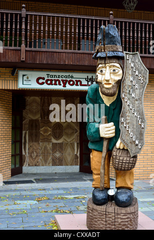 Une sculpture en bois en face d'un guesthouse. Mauvais Betheim, Allemagne. Banque D'Images