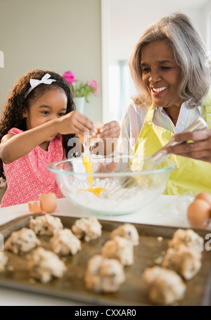 African American grand-mère et petite-fille baking cookies Banque D'Images