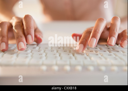 Cape Verdean woman de taper au clavier Banque D'Images