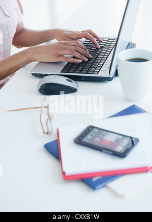 Cape Verdean woman using laptop Banque D'Images