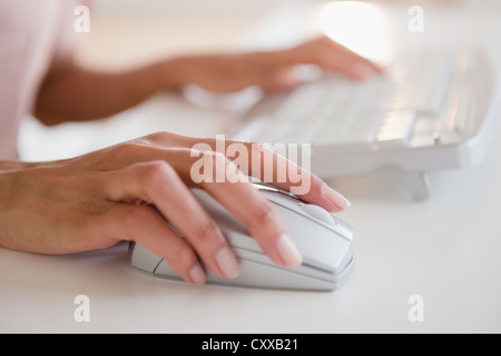 Cape Verdean woman using computer Banque D'Images