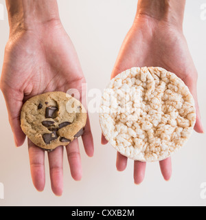 Cape Verdean woman holding cookie et gâteau de riz Banque D'Images