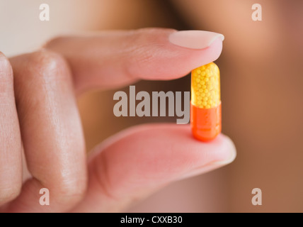 Cape Verdean woman holding pill capsule Banque D'Images