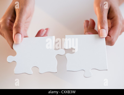 Cape Verdean woman holding puzzle pieces Banque D'Images