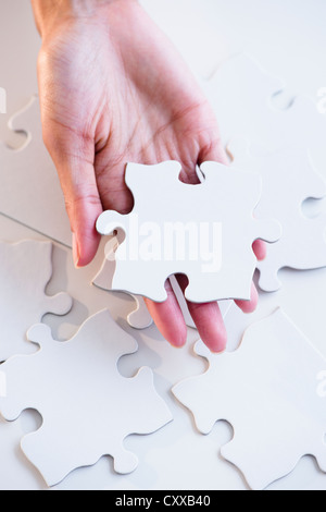 Cape Verdean woman holding morceau de puzzle Banque D'Images