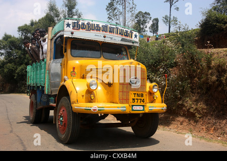 Indien tata 1210 vintage se camion transportant des travailleurs des plantations de thé près de munnar inde Banque D'Images