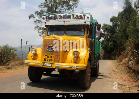 Indien Tata 1210 Vintage SE camion transportant des travailleurs des plantations de thé près de Munnar, Inde Banque D'Images