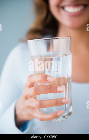 Cape Verdean woman holding glass of water Banque D'Images