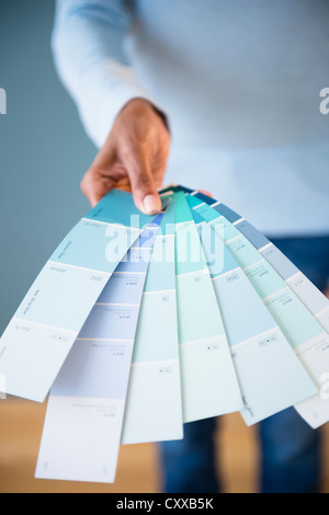 Cape Verdean woman holding color swatches Banque D'Images