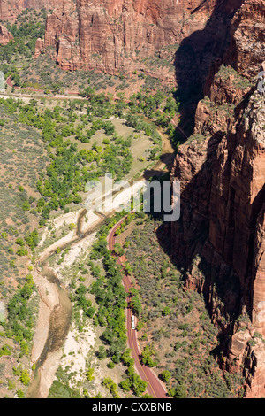 Vue depuis un sommet de Angels Landing - regarde le Zion Canyon - Virgin River et du plancher de la Valley Rd Banque D'Images