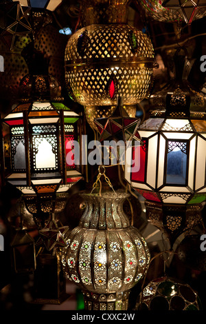 Marocain traditionnel dans le souk des lampes en verre de Marrakech Banque D'Images