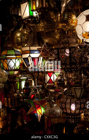 Marocain traditionnel dans le souk des lampes en verre de Marrakech Banque D'Images