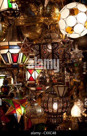 Marocain traditionnel dans le souk des lampes en verre de Marrakech Banque D'Images