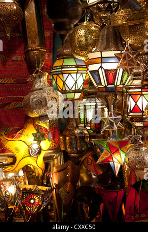 Marocain traditionnel dans le souk des lampes en verre de Marrakech Banque D'Images