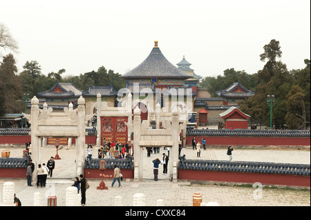 Temple du Ciel, Beijing. Vue depuis le monticule circulaire sur l'autel de la base impériale du ciel. Banque D'Images