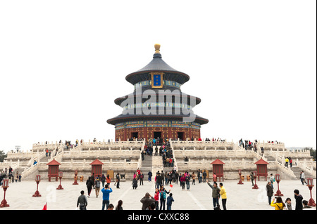 Temple du Ciel, Beijing. Les touristes en face de la salle de prière pour les bonnes récoltes. Banque D'Images