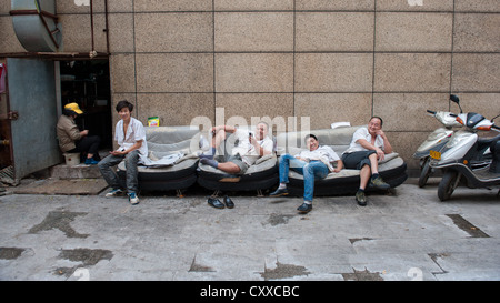 Nanjing, Chine. Les cuisiniers se reposer après le déjeuner. Banque D'Images