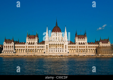 Vue SUR LE DANUBE DU PARLEMENT Banque D'Images