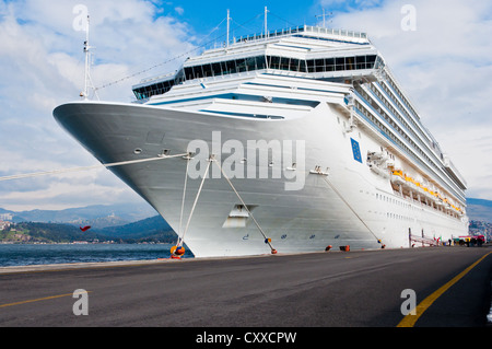 Bateau de croisière noeud sur une belle journée. Banque D'Images