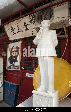 Statue de Mao Zedong en face d'une boutique de souvenirs à la Grande Cloche Temple, Beijing. Banque D'Images