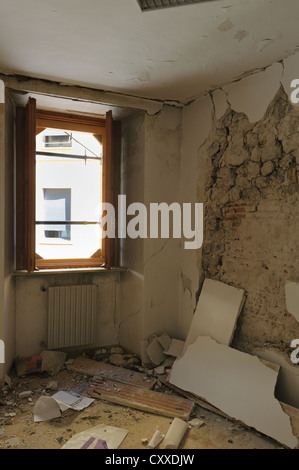 Fortement endommagée bureau dans un immeuble inhabitable, détruit par le séisme du 6 avril 2009, l'Aquila, Abruzzo région Banque D'Images