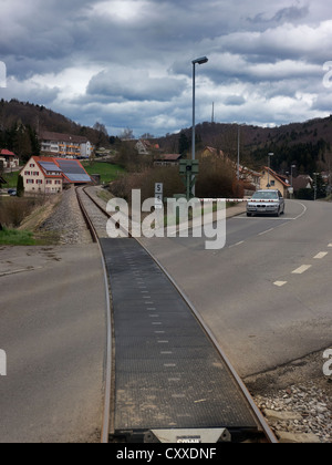 Passage à niveau fermé, route du Jura Souabe, de fer, de l'OCS à Muensingen Gammertingen, vu depuis le conducteur de train Banque D'Images