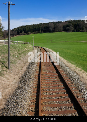 Itinéraire de la Jura Souabe, chemins de SAB, avec de vieux poteaux télégraphiques, de Gammertingen à Muensingen, vu depuis le conducteur de train Banque D'Images