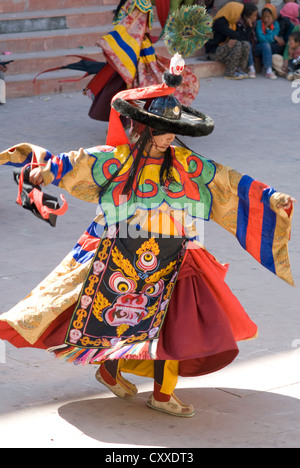 Un moine bouddhiste masqués exécute une danse rituelle à l'assemblée annuelle de la vallée de l'axe en Festival Kungri, Spiti, dans le Nord de l'Inde Banque D'Images