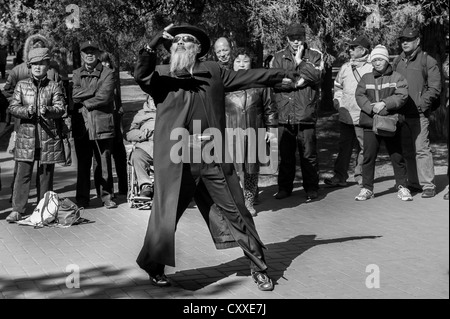 Parc Jingshan, Beijing. Vêtements Homme en noir avec chapeau danser dans le parc. Banque D'Images