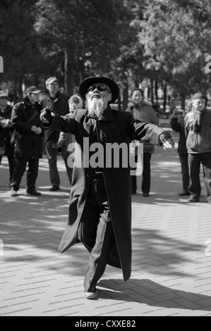 Parc Jingshan, Beijing. Vêtements Homme en noir avec chapeau danser dans le parc. Banque D'Images