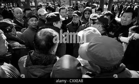 Parc Jingshan, Beijing. Le débat politique dans le parc entre l'esprit libéral et 'vieux-style" communistes. Banque D'Images